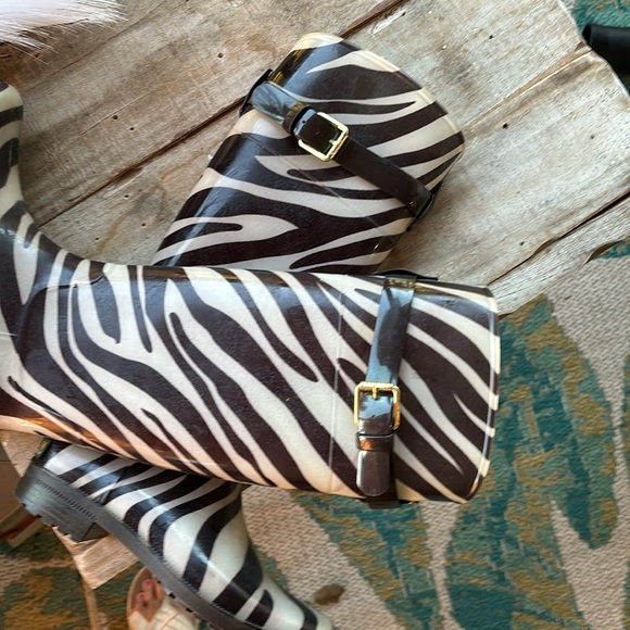 “RALPH LAUREN”rain boots sz. 6.  Brown/Beige zebra stripe.  Excellent condition. - Picture 3 of 10
